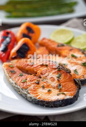 Filetto di salmone con verdure miste su un piatto. Foto Stock