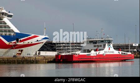 Southampton, Hampshire, Inghilterra, Regno Unito. 2021. Nave da crociera Britannia guarda giù sul traghetto Red Funnel Red Kestrel nel porto di Southampton durante Covid Foto Stock