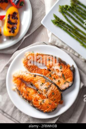 Filetto di salmone con verdure miste su un piatto. Foto Stock