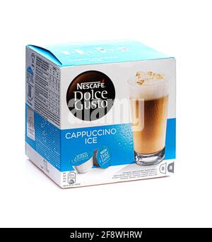 SWINDON, UK - 15 DICEMBRE 2021: Scatola di capsule di ghiaccio Nescafe Dolce gusto Coffee Cappuccino su sfondo bianco Foto Stock