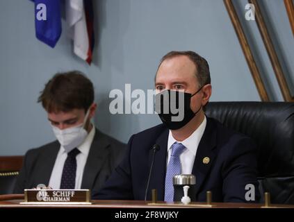 Il Rappresentante degli Stati Uniti Adam Schiff (democratico della California), Presidente del Comitato permanente di selezione della Camera degli Stati Uniti sull'intelligenza, si prepara ad aprire la sessione mentre il Comitato permanente di selezione della Camera sull'intelligenza tiene il suo annuale World-Wide Threat Hearing al Campidoglio degli Stati Uniti a Washington DC, giovedì 15 aprile 2021. La commissione ascolterà testimonianze sulle attuali minacce alla sicurezza che gli Stati Uniti e i loro alleati devono affrontare. Credit: Tasos Katopodis/Pool via CNP | utilizzo in tutto il mondo Foto Stock