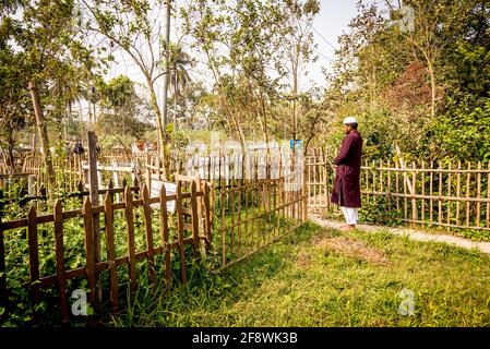 Barisal Sadar Upazila, Bangladesh. 15 Aprile 2021. Le persone si riuniscono nel cimitero musulmano dopo il Jumma per pregare i loro parenti a Barishal, in Bangladesh. (Foto di Mustasinur Rahman Alvi/Pacific Press) Credit: Pacific Press Media Production Corp./Alamy Live News Foto Stock