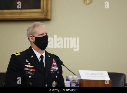 Washington, DC, U.S, 15 aprile 2021. Il Direttore dell'Agenzia di intelligenza della Difesa, il Generale Scott Berrier ascolta le testimonianze durante il Comitato di selezione permanente della Camera sull'intelligenza tiene la sua audizione annuale delle minacce mondiali al Campidoglio degli Stati Uniti a Washington DC, giovedì 15 aprile 2021. La commissione sentirà la testimonianza delle attuali minacce alla sicurezza che gli Stati Uniti e i suoi alleati.Credit: Tasos Katopodis/Pool via CNP /MediaPunch Foto Stock