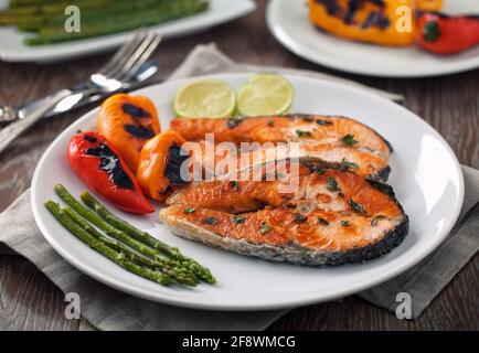 Filetto di salmone con verdure miste su un piatto. Foto Stock