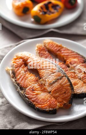 Filetto di salmone con verdure miste su un piatto. Foto Stock