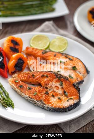 Filetto di salmone con verdure miste su un piatto. Foto Stock