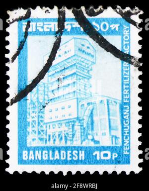 MOSCA, RUSSIA - 1 OTTOBRE 2019: Francobollo stampato in Bangladesh mostra Fertilizer pianta Fenchuganj, viste del Bangladesh serie, circa 1978 Foto Stock