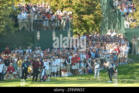 LA 35ESIMA RYDER CUP 3° GIORNO SCEGLIE AL COUNTRY CLUB OAKLAND HILLS BLOOMFIELD TOWNSHIP, MICHIGAN. 19/9/2004 LEE WESTWOOD TEE OFF SULLA 17 FOTO DAVID ASHDOWNRYDER CUP GOLF Foto Stock