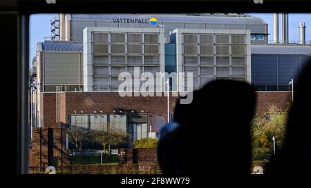 09 aprile 2021, Berlino: La costruzione della centrale combinata Berlin-Mitte (HKW), fotografata da una finestra del GHIACCIO mobile 649. La centrale appartiene alla società energetica svedese Vattenfall, la cui controllata Vattenfall Europe Wärme, parte del sottogruppo tedesco, è responsabile della sua attività. Una centrale a ciclo combinato a gas e vapore (CCPP) è stata costruita sul sito del vecchio impianto a sud, che è stato chiuso nel 1997. Il nuovo impianto genera energia elettrica e teleriscaldamento utilizzando calore ed energia combinati. L'ex edificio della centrale elettrica, che si trova direttamente o Foto Stock