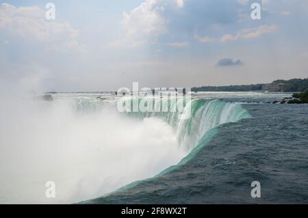 Primo piano sul bordo delle cascate del Niagara canadesi in tempo leggermente nuvoloso Foto Stock