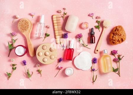 prodotti ecologici per la cura del corpo e del bagno e fiori selvatici. cosmetici naturali per trattamenti termali domestici Foto Stock