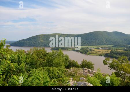 Vista sulla natura intorno al fiume Hudson con le montagne e foreste in tempo soleggiato Foto Stock