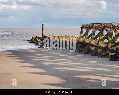 Scalo ferroviario in legno derelict a Landguard Point al crepuscolo, Felixstowe, Suffolk Foto Stock