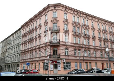 Berlino, Germania. 15 Aprile 2021. Le case con appartamenti in affitto si trovano intorno a Lutherplatz, nel quartiere di Spandau. La Corte costituzionale federale ha dichiarato incostituzionale il tetto di affitto di Berlino. La legge statale è nulla e nulla perché il governo federale ha regolamentato la legge sul canone d'affitto. Ora molti inquilini sono minacciati di pagamenti supplementari. Il tetto di affitto, è stato approvato dalla Camera dei rappresentanti di Berlino il 30.01.2020 ed è entrato in vigore il 23.02.2020. Credit: Wolfgang Kumm/dpa/Alamy Live News Foto Stock