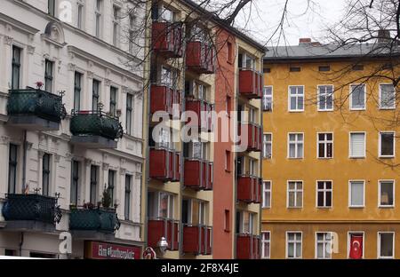 Berlino, Germania. 15 Aprile 2021. Le case con appartamenti in affitto si trovano intorno a Lutherplatz, nel quartiere di Spandau. La Corte costituzionale federale ha dichiarato incostituzionale il tetto di affitto di Berlino. La legge statale è nulla e nulla perché il governo federale ha regolamentato la legge sul canone d'affitto. Ora molti inquilini sono minacciati di pagamenti supplementari. Il tetto di affitto, è stato approvato dalla Camera dei rappresentanti di Berlino il 30.01.2020 ed è entrato in vigore il 23.02.2020. Credit: Wolfgang Kumm/dpa/Alamy Live News Foto Stock