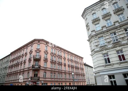 Berlino, Germania. 15 Aprile 2021. Le case con appartamenti in affitto si trovano intorno a Lutherplatz, nel quartiere di Spandau. La Corte costituzionale federale ha dichiarato incostituzionale il tetto di affitto di Berlino. La legge statale è nulla e nulla perché il governo federale ha regolamentato la legge sul canone d'affitto. Ora molti inquilini sono minacciati di pagamenti supplementari. Il tetto di affitto, è stato approvato dalla Camera dei rappresentanti di Berlino il 30.01.2020 ed è entrato in vigore il 23.02.2020. Credit: Wolfgang Kumm/dpa/Alamy Live News Foto Stock