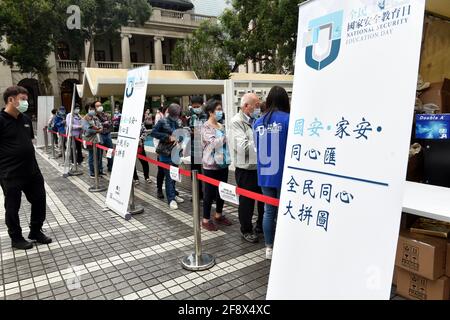 (210415) -- HONG KONG, 15 aprile 2021 (Xinhua) -- i cittadini si allineano per partecipare ad un'attività a tema sulla Giornata nazionale dell'educazione alla sicurezza a Hong Kong, il 15 aprile 2021. Hong Kong ha abbracciato giovedì la sua prima Giornata nazionale dell'educazione alla sicurezza dopo l'entrata in vigore della legge sulla salvaguardia della sicurezza nazionale nella Regione amministrativa speciale di Hong Kong (HKSAR) a metà del 2020. Varie attività, tra cui conferenze, mostre, muri a mosaico e porte giorni aperti di servizi disciplinati, sono stati tenuti per aumentare la consapevolezza del pubblico di salvaguardare la sicurezza nazionale nella finanza globale Foto Stock