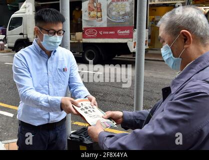 (210415) -- HONG KONG, 15 aprile 2021 (Xinhua) -- i cittadini partecipano ad un'attività a tema sulla Giornata nazionale dell'educazione alla sicurezza a Hong Kong, nel sud della Cina, il 15 aprile 2021. Hong Kong ha abbracciato giovedì la sua prima Giornata nazionale dell'educazione alla sicurezza dopo l'entrata in vigore della legge sulla salvaguardia della sicurezza nazionale nella Regione amministrativa speciale di Hong Kong (HKSAR) a metà del 2020. Varie attività, tra cui conferenze, mostre, muri a mosaico e porte giorni aperti di servizi disciplinati, sono state tenute per aumentare la consapevolezza del pubblico di salvaguardare la sicurezza nazionale nel centro finanziario globale. (Xin Foto Stock