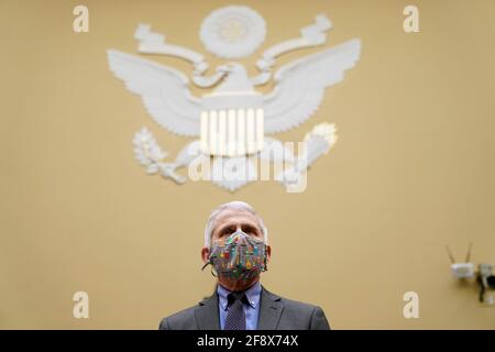 Washington, Stati Uniti d'America. 15 Aprile 2021. Il Dott. Anthony Fauci, Direttore del National Institute of Allergy and Infectious Diseases presso i National Institutes of Health prima della Camera degli Stati Uniti Seleziona l'audizione della sottocommissione sulla crisi di Coronavirus tiene un'audizione sulla Capitol Hill a Washington, giovedì 15 aprile 2021. Credit: AMR Alfiky/Pool via CNP | Usage worldwide Credit: dpa/Alamy Live News Foto Stock