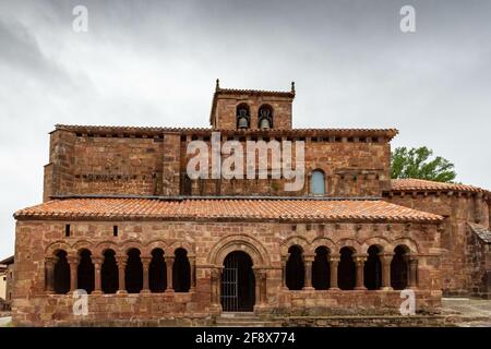 Antico edificio della chiesa romanica di San Esteban Protomartir, galleria porticata Foto Stock