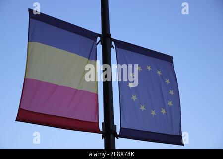 Bandiera europea e bandiera rumena gettano su un palo Foto Stock