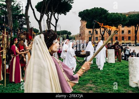 ROMA, ITALIA - 05 novembre 2019: Rievocazione della cerimonia con le sacerdotesse romane nel circo massimo di Roma nel 2019 Foto Stock