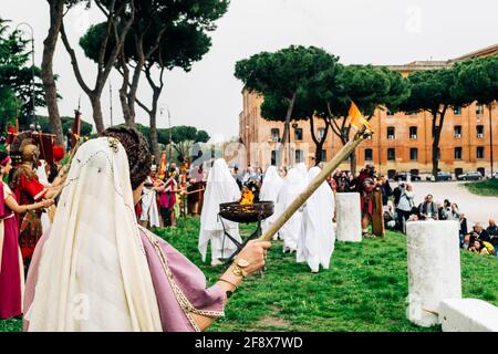 ROMA, ITALIA - 05 novembre 2019: Rievocazione della cerimonia con le sacerdotesse romane nel circo massimo di Roma nel 2019 Foto Stock