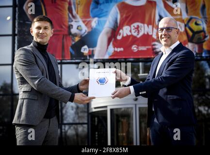 Zeist, Paesi Bassi. Aprile 15 2021: 10:37:51 Evgeni Levchenko, presidente dell'Associazione dei giocatori contrattuali (VCS), consegna una petizione a Gijs de Jong, segretario generale della KNVB (R). I professionisti attivi nei Paesi Bassi hanno firmato la petizione, che presta attenzione alle condizioni di lavoro in Qatar. Il VVCS vuole che la KNVB e la FIFPro facciano di più per convincere la FIFA a esercitare pressioni sul governo del Qatar. A Zeist, Paesi Bassi, 15 aprile 2021. ANP SEM VAN DER WAL Credit: ANP/Alamy Live News Foto Stock