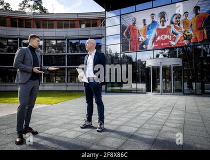 Zeist, Paesi Bassi. Aprile 15 2021: 10:39:27 Evgeni Levchenko, presidente dell'Associazione dei giocatori contrattuali (VCS), consegna una petizione a Gijs de Jong, segretario generale della KNVB (R). I professionisti attivi nei Paesi Bassi hanno firmato la petizione, che presta attenzione alle condizioni di lavoro in Qatar. Il VVCS vuole che la KNVB e la FIFPro facciano di più per convincere la FIFA a esercitare pressioni sul governo del Qatar. A Zeist, Paesi Bassi, 15 aprile 2021. ANP SEM VAN DER WAL Credit: ANP/Alamy Live News Foto Stock