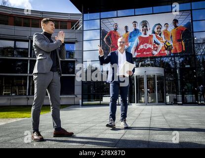 Zeist, Paesi Bassi. Aprile 15 2021: 10:40:09 Evgeni Levchenko, presidente dell'Associazione dei giocatori contrattuali (VCS), consegna una petizione a Gijs de Jong, segretario generale della KNVB (R). I professionisti attivi nei Paesi Bassi hanno firmato la petizione, che presta attenzione alle condizioni di lavoro in Qatar. Il VVCS vuole che la KNVB e la FIFPro facciano di più per convincere la FIFA a esercitare pressioni sul governo del Qatar. A Zeist, Paesi Bassi, 15 aprile 2021. ANP SEM VAN DER WAL Credit: ANP/Alamy Live News Foto Stock