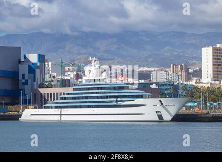 Las Palmas, Gran Canaria, Isole Canarie, Spagna. 15 aprile 2021. Megayacht di proprietà di Walmart Heiress, Nancy Walton Laurie, ormeggia su Gran Canaria per prendere carburante e forniture. Il superyacht da 300 milioni di dollari, lungo 110 metri, chiamato KAOS, è sulla strada per Gibilterra da St Thomas, nei Caraibi. Credit: Alan Dawson/Alamy Live News. Foto Stock