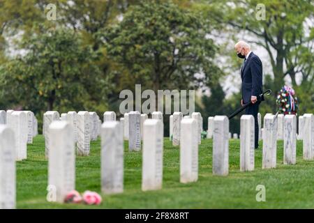 Arlington, Stati Uniti d'America. 15 Aprile 2021. Il presidente degli Stati Uniti Joe Biden passa accanto alle tombe nella Sezione 60 del Cimitero Nazionale di Arlington, mentre paga rispetto ai membri del servizio che sono morti nelle guerre afghane e irachene il 14 aprile 2021 ad Arlington, Virginia. Prima Biden ha annunciato che ritirerà tutte le forze dall'Afghanistan entro l'11 settembre. Credit: Planetpix/Alamy Live News Foto Stock