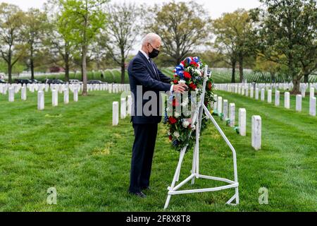 Arlington, Stati Uniti d'America. 15 Aprile 2021. Il presidente degli Stati Uniti Joe Biden ha posto una corona nella Sezione 60 al Cimitero Nazionale di Arlington mentre paga rispetto ai membri del servizio che sono morti nelle guerre afghane e irachene il 14 aprile 2021 ad Arlington, Virginia. Prima Biden ha annunciato che ritirerà tutte le forze dall'Afghanistan entro l'11 settembre. Credit: Planetpix/Alamy Live News Foto Stock