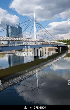 Glasgow, Scozia, Regno Unito. 15 Aprile 2021. Regno Unito Meteo: Riflessioni al Ponte di Bells sul fiume Clyde. Credito: SKULLY/Alamy Live News Foto Stock