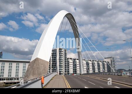 Glasgow, Scozia, Regno Unito. 15 Aprile 2021. Regno Unito Meteo: Il ponte Squinty sul fiume Clyde. Credito: SKULLY/Alamy Live News Foto Stock