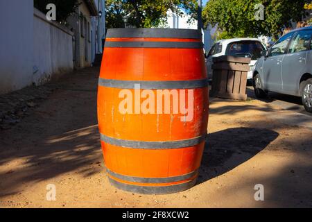 Stellenbosch, Città del Capo, Sud Africa 08-04-2021 Grande barile arancione che si trova sul lato della strada in un pomeriggio caldo a Stellenbosch. Foto Stock