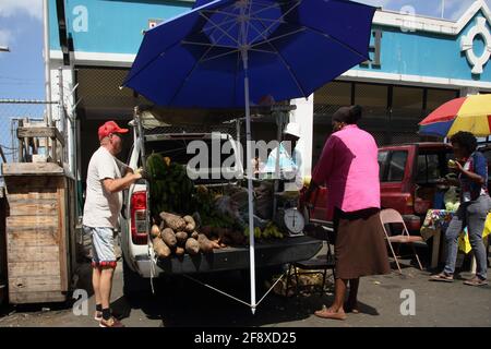 St George's Grenada Donna vendere frutta e verdura fuori La parte posteriore di un camion di pick up fuori del pesce mercato Foto Stock