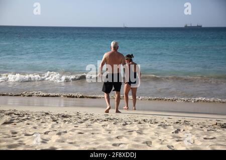 Grand Anse Beach Grenada coppia sulla spiaggia Foto Stock