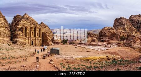 Monastero monumentale (ad Deir) tra le rocce, Petra, Giordania Foto Stock