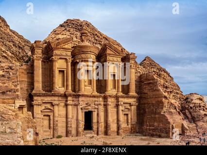 Monastero monumentale (ad Deir) tra le rocce, Petra, Giordania Foto Stock