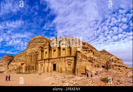 Monastero monumentale (ad Deir) tra le rocce, Petra, Giordania Foto Stock