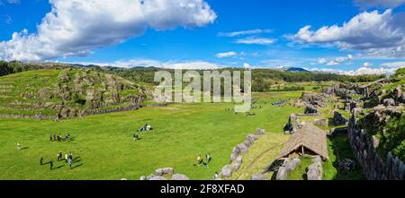 Cielo e paesaggio con rocce e orizzonte, Sacsaywaman, Cusco, Perù Foto Stock