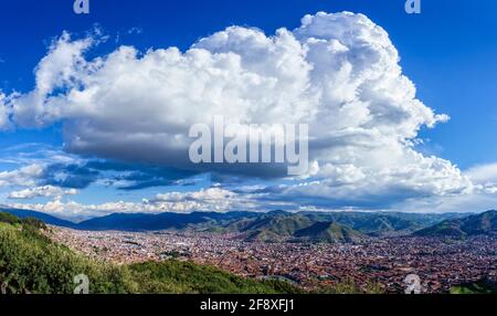 Cielo e paesaggio con rocce e orizzonte, Sacsaywaman, Cusco, Perù Foto Stock