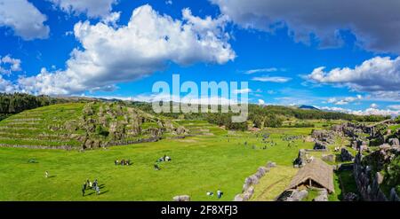 Cielo e paesaggio con rocce e orizzonte, Sacsaywaman, Cusco, Perù Foto Stock