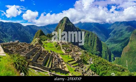 Cittadella in montagna, Machu Pichu, Huayna Picchu, Perù Foto Stock