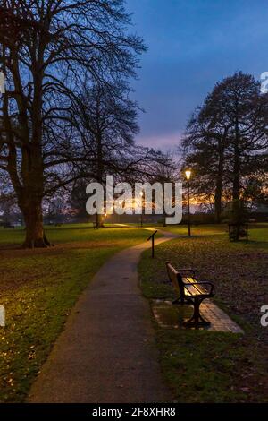 Una vista crepuscolo del sentiero attraverso Abbey Park in inverno, Pershore, Worcestershire, Inghilterra Foto Stock