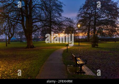 Una vista crepuscolo del sentiero attraverso Abbey Park in inverno, Pershore, Worcestershire, Inghilterra Foto Stock