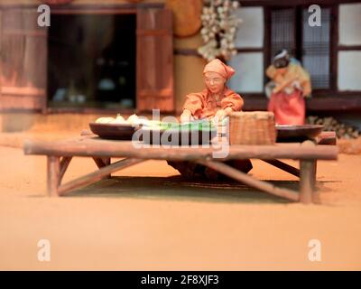 Diorama di una donna che trita cavolo, verdure, preparando gli ingredienti per kimchi. Al Kimchi Field Museum di Seoul, Corea del Sud. Foto Stock