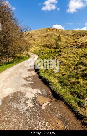 La vecchia strada di cava sotto Cleeve Hill Escarpment vicino a Cheltenham, Gloucestershire, Inghilterra Foto Stock