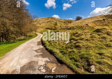 La vecchia strada di cava sotto Cleeve Hill Escarpment vicino a Cheltenham, Gloucestershire, Inghilterra Foto Stock